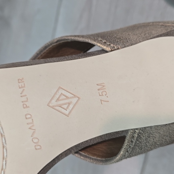 Donald J. Pliner Women's Bronze Gold Heeled Sandals Loop Toe Shoes Sz 7.5M - Picture 11 of 12